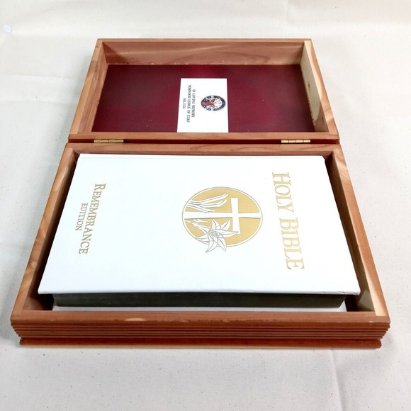Vintage Holy Bible Remembrance Edition KJV in Cedar Wood Storage Box - Picture 3 of 13